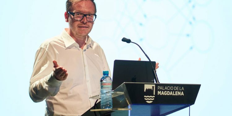 “La inteligencia natural tiene aspectos fuera del alcance de la IA, y debemos cultivarlos para seguir siendo seres humanos”