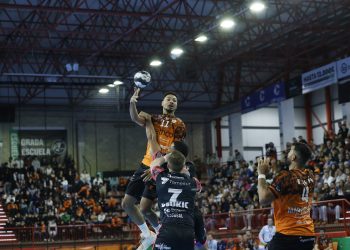 El Bathco Torrelavega se impone en un duelo frenético ante Puente Genil y consolida su tercer puesto en la Liga ASOBAL