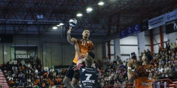 El Bathco Torrelavega se impone en un duelo frenético ante Puente Genil y consolida su tercer puesto en la Liga ASOBAL