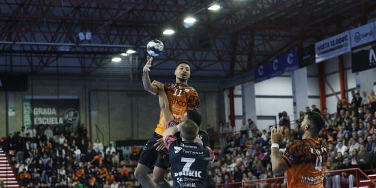 El Bathco Torrelavega se impone en un duelo frenético ante Puente Genil y consolida su tercer puesto en la Liga ASOBAL