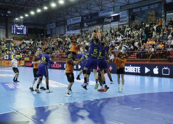 El Bathco Torrelavega enloquece el Trueba con un gol sobre la bocina