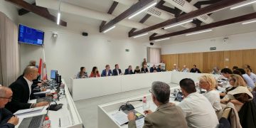 El Pleno de Torrelavega aprueba una modificación presupuestaria de 1,19 millones y da luz verde a la nueva ordenanza de espectáculos