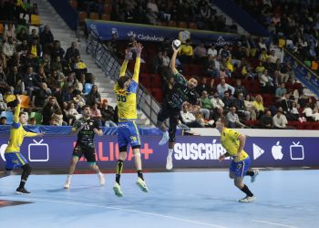 El Bathco BM Torrelavega firma una gran victoria en Ciudad Real tras un segundo tiempo arrollador