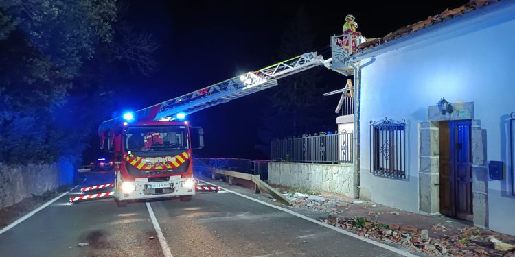 Un balcón se desprende en Ruesga