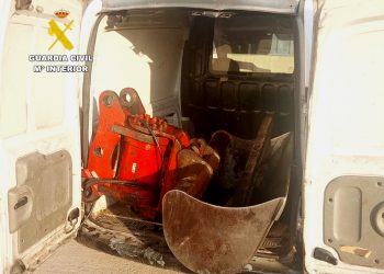 Detenidos dos vecinos de Torrelavega por el robo de piezas de retroexcavadora en Reinosa y Cabezón de la Sal