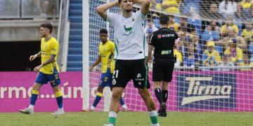 El Racing se apaga en Gran Canaria y pierde el pulso ante Las Palmas tras un espejismo de media hora