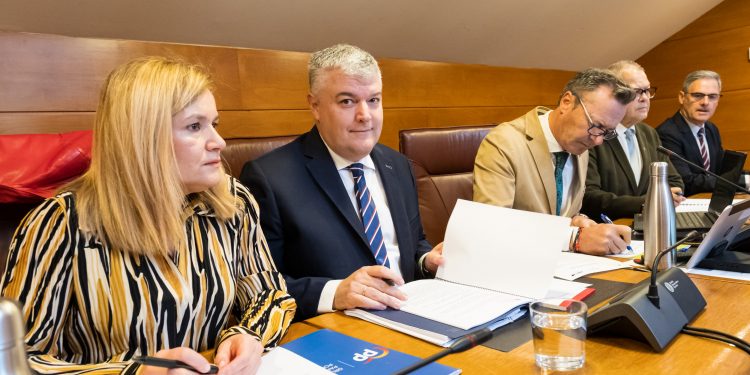 El PRC tilda de “sin alma” los presupuestos del Gobierno de Cantabria para 2026, Vox los califica de “izquierda con barniz azul” y el PSOE advierte del incumplimiento de la regla de gasto