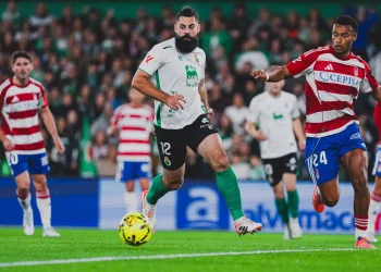 El Racing se deja dos puntos tras un desplome inexplicable ante el Granada
