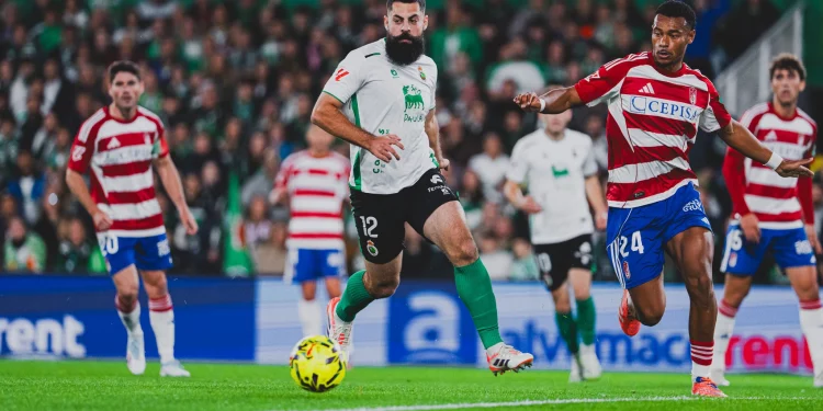 El Racing se deja dos puntos tras un desplome inexplicable ante el Granada