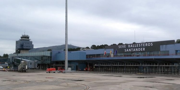 El Gobierno de Cantabria impulsa una campaña para recordar los derechos de los viajeros aéreos