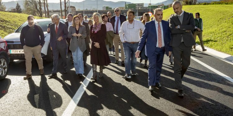 Inaugurada la nueva carretera Viveda-Duález, inversión clave para descongestionar el tráfico en la comarca del Besaya