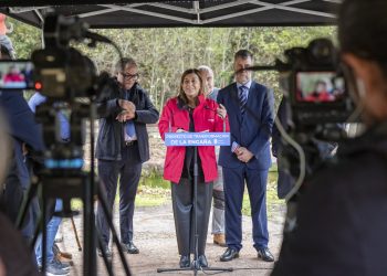 Buruaga coloca la primera piedra de la vía verde de La Engaña, eje del nuevo proyecto turístico de los Valles Pasiegos