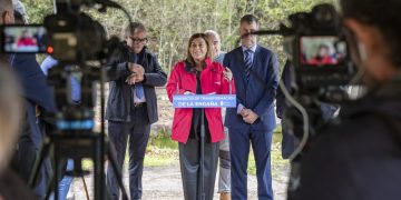 Buruaga coloca la primera piedra de la vía verde de La Engaña, eje del nuevo proyecto turístico de los Valles Pasiegos