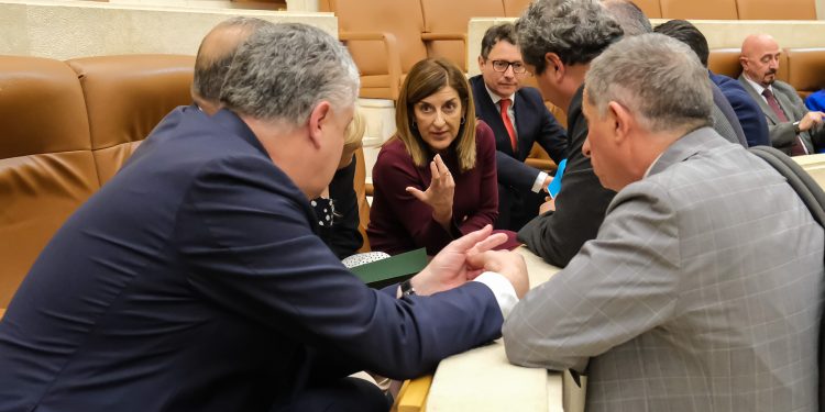 Sáenz de Buruaga se ofrece a reactivar la negociación tras devolución de los presupuestos de Cantabria