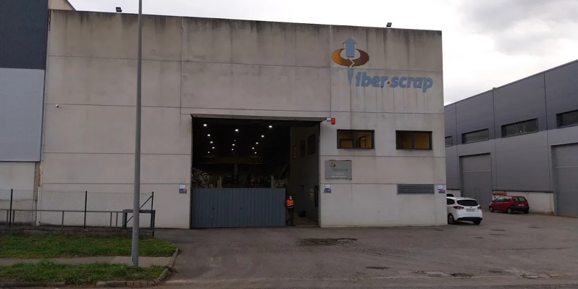 Muere un trabajador tras quedar atrapado en una prensa hidráulica en Los Corrales de Buelna