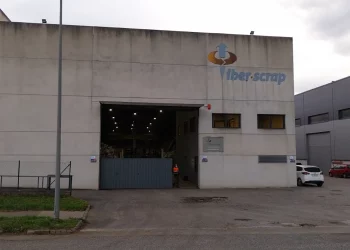 Muere un trabajador tras quedar atrapado en una prensa hidráulica en Los Corrales de Buelna