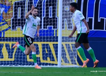 Racing remonta en Cádiz con doblete de Andrés y golazo de Vicente para firmar su undécima victoria