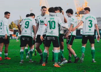 Rayo Cantabria cierra 2025 con otro empate ante el Coruxo y la UD Sámano cae en Carballo