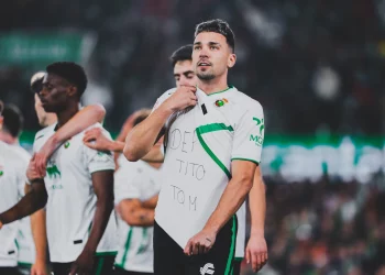 Arana hunde al Submarino en la bahía de El Sardinero