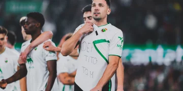 Arana hunde al Submarino en la bahía de El Sardinero