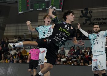 Bathco BM Torrelavega rescata un punto de oro en León tras una intensa remontada