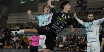 Bathco BM Torrelavega rescata un punto de oro en León tras una intensa remontada