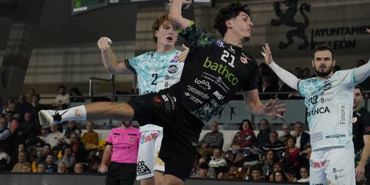 Bathco BM Torrelavega rescata un punto de oro en León tras una intensa remontada