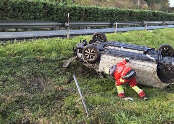 Una persona resulta herida tras volcar su coche en la A-8 a la altura de Laredo