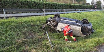 Una persona resulta herida tras volcar su coche en la A-8 a la altura de Laredo