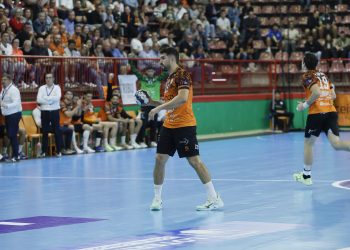 Bathco BM Torrelavega renueva a Juanjo Fernández hasta 2027 como pilar defensivo