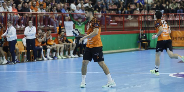 Bathco BM Torrelavega renueva a Juanjo Fernández hasta 2027 como pilar defensivo