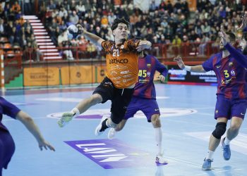 El Bathco BM Torrelavega cae ante el Barça en un Vicente Trueba volcado con su equipo