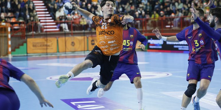 El Bathco BM Torrelavega cae ante el Barça en un Vicente Trueba volcado con su equipo