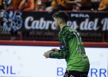 Bathco BM Torrelavega resiste y vence a Nava (28-25) con Calle estelar en portería