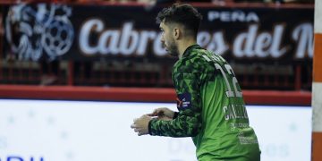 Bathco BM Torrelavega resiste y vence a Nava (28-25) con Calle estelar en portería