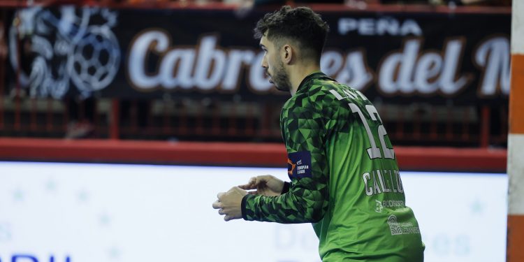 Bathco BM Torrelavega resiste y vence a Nava (28-25) con Calle estelar en portería