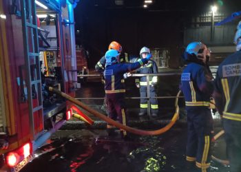 Extinguido de madrugada el incendio en un depósito de aceite de la fábrica Ferroatlántica en Boo de Guarnizo