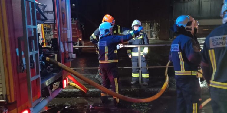 Extinguido de madrugada el incendio en un depósito de aceite de la fábrica Ferroatlántica en Boo de Guarnizo