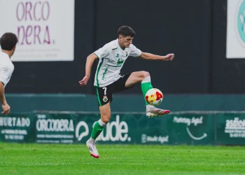 Rayo Cantabria y Unión Deportiva Sámano empatan en un intenso derbi cántabro