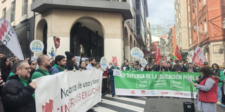 Medio centenar de docentes exige en Santander unas oposiciones “justas y de calidad”