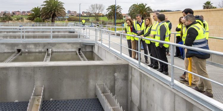 Buruaga inaugura las mejoras de la depuradora de San Román, una obra clave para modernizar el saneamiento de la Bahía