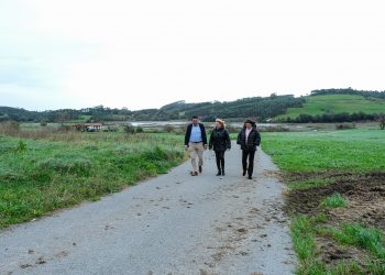 La consejera Susinos visita las obras de mejora de caminos rurales en Bareyo financiadas con fondos de 2024 y 2025