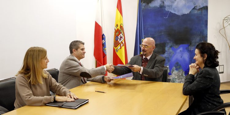 El Gobierno de Cantabria y CSIF firman un pacto sanitario para reforzar la calidad asistencial y mejorar las condiciones laborales del personal del SCS