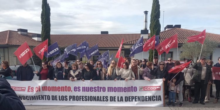 CCOO se concentra frente a la residencia Ballesol de San Felices en apoyo a una trabajadora sancionada