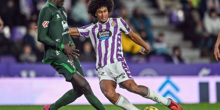 El Racing rescata un punto de oro en el gélido Zorrilla