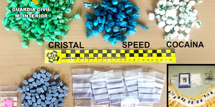 La Guardia Civil detiene a dos traficantes de drogas vizcaínos en Camargo y Laredo durante las fiestas de fin de año