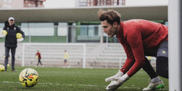 José Alberto afronta bajas sensibles para el Racing en Riazor con dudas en Arana y Michelin