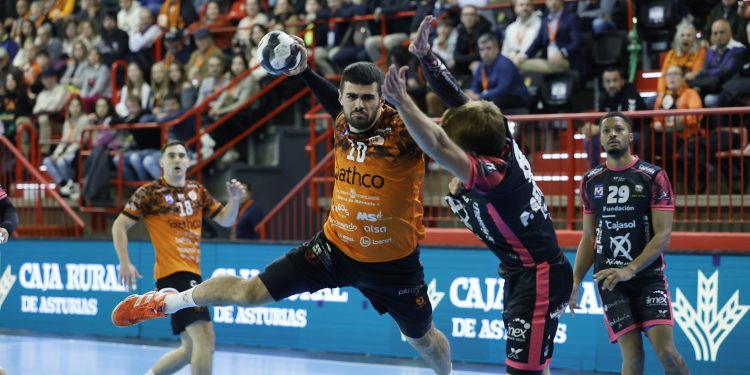 Álex Rubiño amplía su compromiso con el Bathco BM Torrelavega hasta 2027