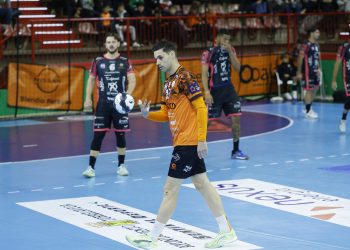 Ángel Fernández amplía su contrato con el Bathco BM Torrelavega hasta 2027 y seguirá siendo leyenda naranja