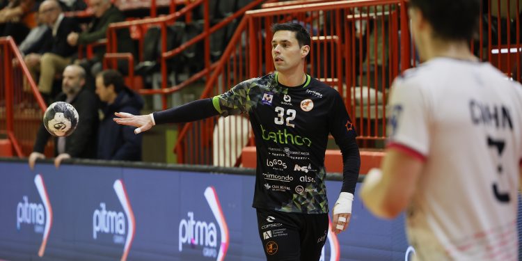 El Bathco BM Torrelavega se impone al Pau Billère en el estreno del IV Torneo Invernal (26-23)